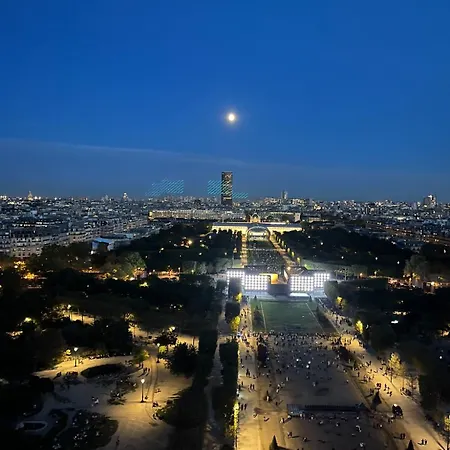 With Near Tour Eiffel דירה *